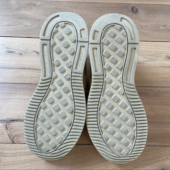 Everlane: The Trainer Sneaker in Butter - Picture 4 of 7